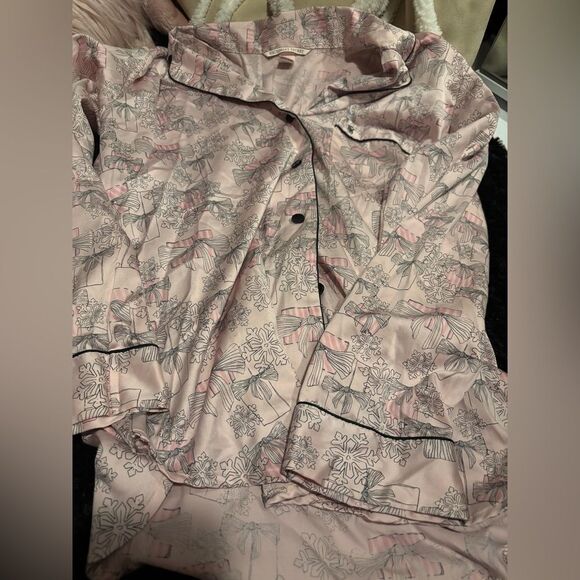 Victoria’s Secret Floral Pink Women's PJ Button up top - Picture 1 of 3